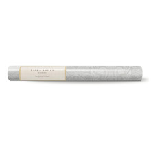 Eine Rolle Laura Ashley Tapete mit Muster.