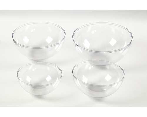 Quatre boules en plastique transparent de différentes tailles
