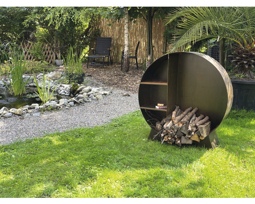 Runder Holzständer mit Brennholz im Garten