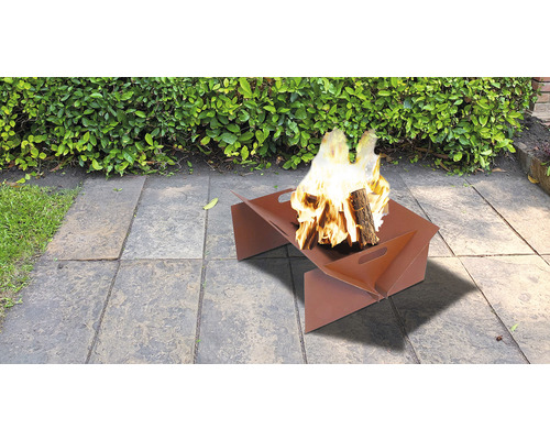 Feuerkorb mit Brennholz im Garten