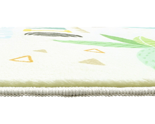 Vue détaillée d''un tapis avec motif de plantes et formes géométriques