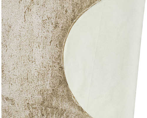 Detailansicht eines runden Teppichs mit hochflorigem Flor und Teppichrücken