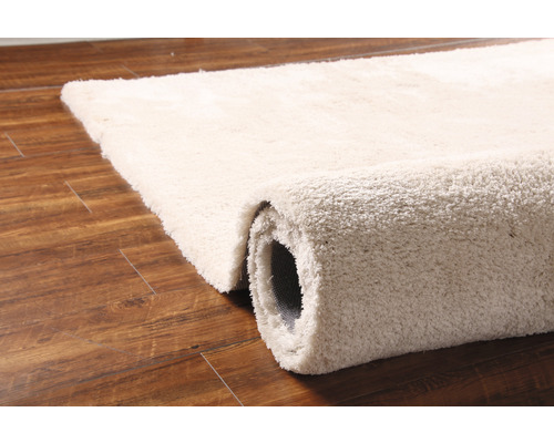 Teppich, gerollt auf Holzboden