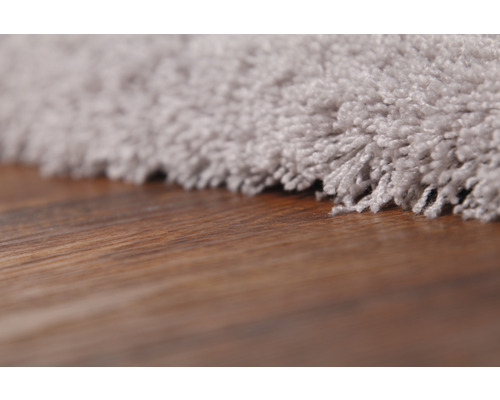 Detailansicht eines Teppichs mit braunem Holzboden