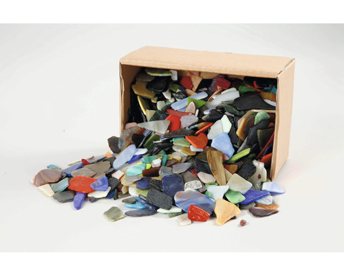 Morceaux de verre colorés dans un carton