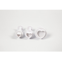 Drei herzförmige Ausstecher in verschiedenen Größen