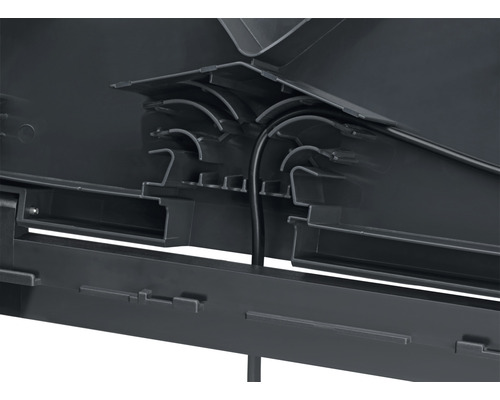 Vue détaillée d''une goulotte de câbles avec passage de câbles