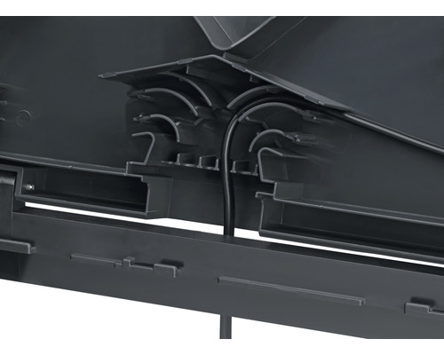 Vue détaillée d''un passage de câble noir en plastique