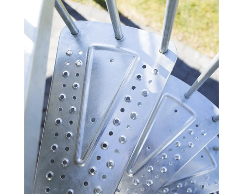 Detailaufnahme einer Spindeltreppe aus Metall mit gelochten Stufen zur Erhöhung der Trittsicherheit.