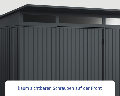 Detailansicht eines Gerätehauses mit Tür und Fenster