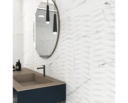 Salle de bain avec meuble sous-vasque, miroir ovale et carrelage mural aspect marbre