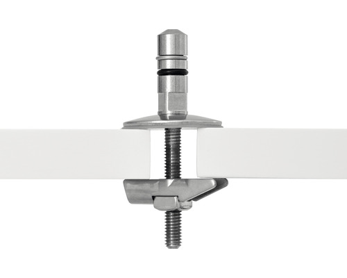 Vue détaillée d''une vis de plot de terrasse réglable, vissée à travers une lame de terrasse blanche.