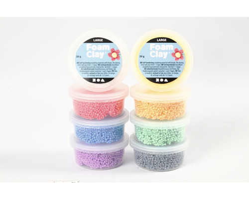 Plusieurs pots de pâte à modeler auto-durcissante avec des perles