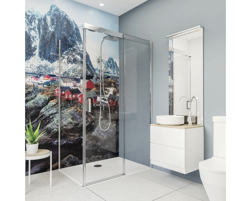 Salle de bains avec douche, lavabo, miroir et toilettes