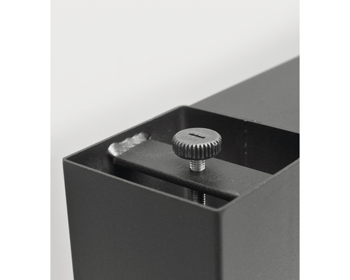 Vue détaillée d''un cadre métallique noir avec vis