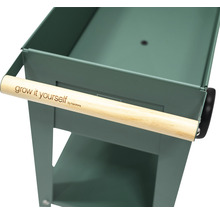 Gros plan sur un chariot à bacs à plantes avec une poignée en bois