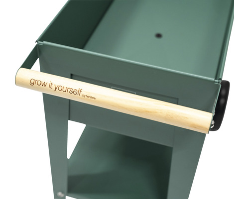 Gros plan sur un chariot à bacs à plantes avec une poignée en bois