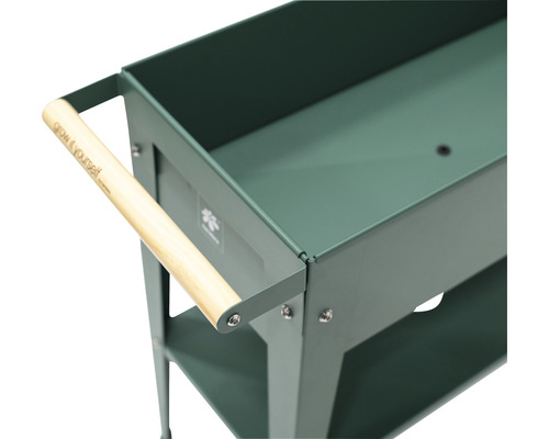 Gros plan d''un potager surélevé vert avec poignées en bois