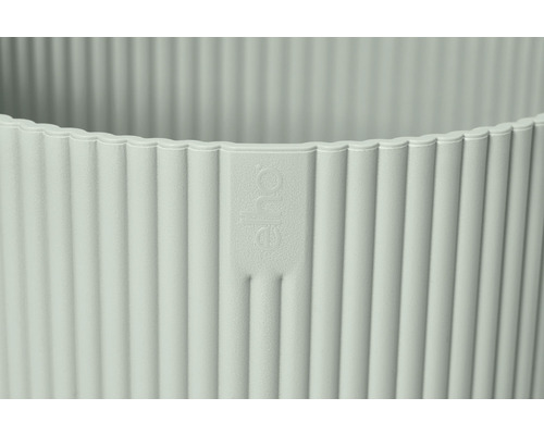 Vue détaillée d''un pot de fleurs en plastique nervuré avec le logo du fabricant