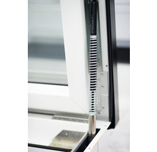 Detailansicht eines Dachfensterbeschlags mit Feder