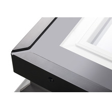 Detailansicht einer Fensterbank mit glatter Oberfläche und umlaufendem Rahmen