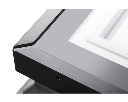 Detailansicht einer Fensterbank mit glatter Oberfläche und umlaufendem Rahmen