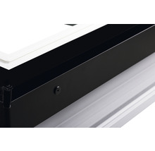 Detailansicht einer schwarzen Dachluke mit weissem Rahmen.