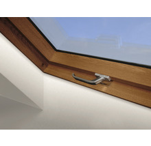 Detailansicht eines Dachfensters mit Holzrahmen und Griff