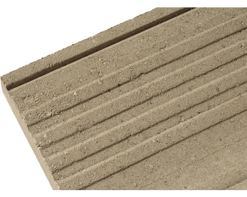 Bordure de béton avec rainures