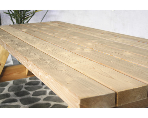 Detailansicht einer Gartentischplatte aus Holz