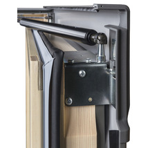 Detailansicht eines Dachfensters mit Dichtung und Mechanik