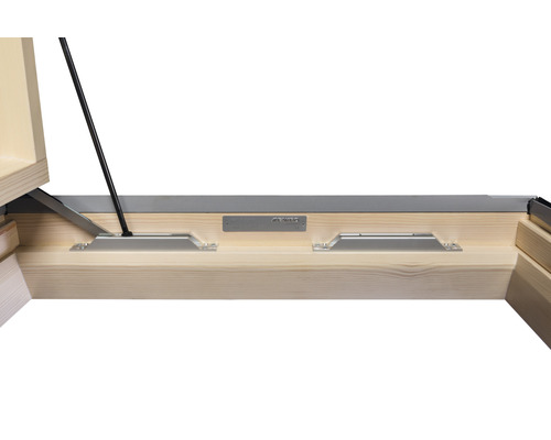 Vue détaillée d''une fenêtre de toit avec ferrures et cadre en bois