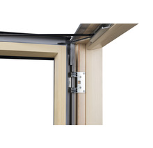 Detailansicht eines Holzfensters mit Beschlägen und Dichtung