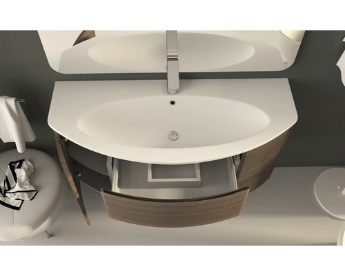 Meuble-lavabo de salle de bains avec tiroir ouvert, lavabo et robinetterie dans une salle de bains moderne