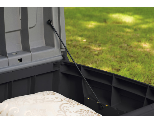 Detailansicht einer geöffneten Gartenbox mit Gasdruckfeder und Kissen
