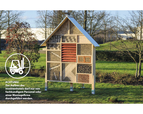 Grosses Insektenhotel aus Holz im Garten zur Förderung der Artenvielfalt.
