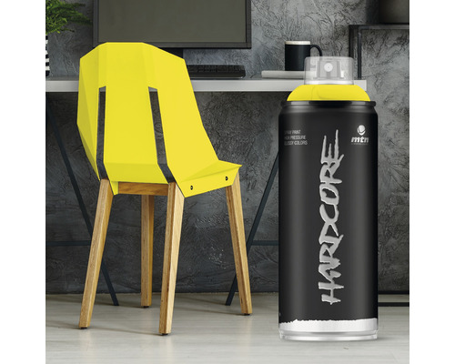 Sprühdose mit gelbem Lack und gelbem Stuhl