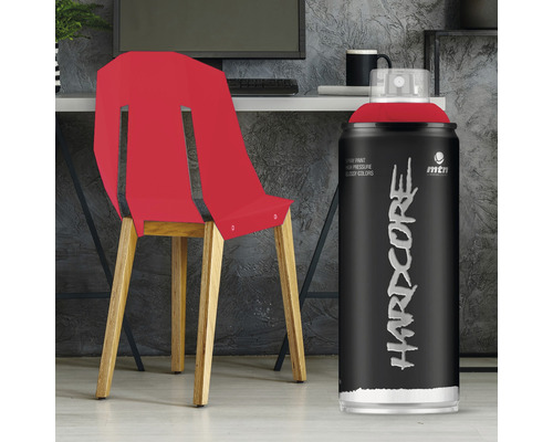 Sprühdose mit roter Farbe neben Stuhl