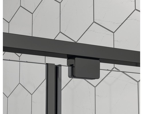 Vue détaillée d''une cabine de douche avec cadre noir et porte coulissante devant un carrelage hexagonal
