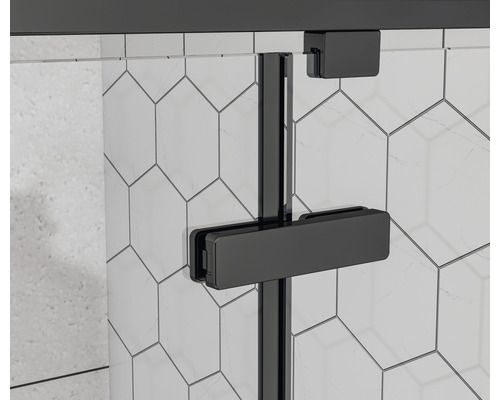 Détail d''une cabine de douche avec ferrures noires et carreaux hexagonaux