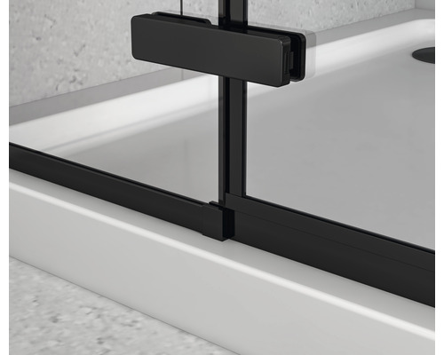 Vue détaillée d''une cabine de douche avec cadre noir et verre transparent