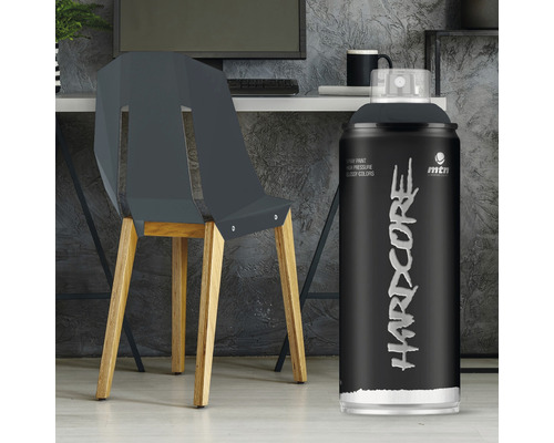 Sprühfarbe neben Stuhl und Schreibtisch