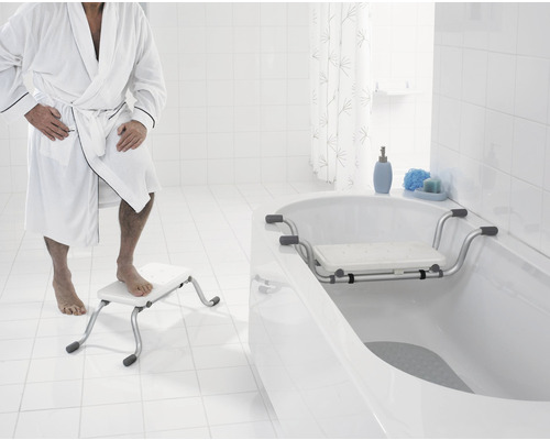 Salle de bains avec planche de bain et tabouret de bain pour plus de sécurité