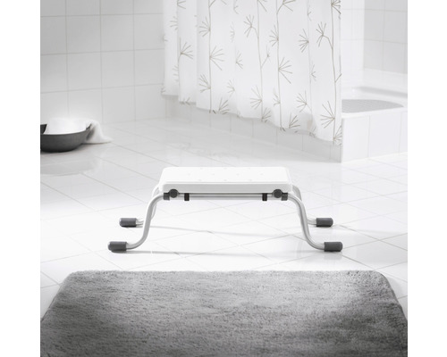 Tabouret de bain blanc dans la salle de bain
