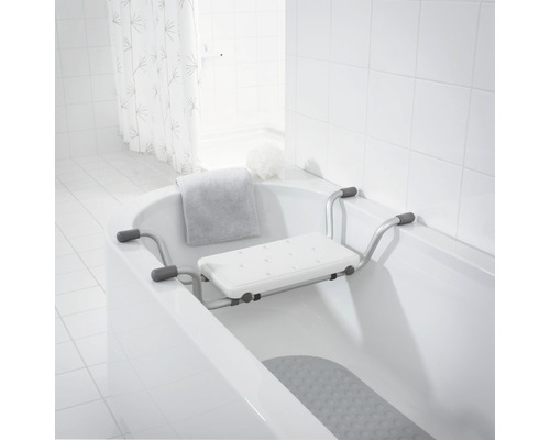 Planche de baignoire avec poignées dans la salle de bain