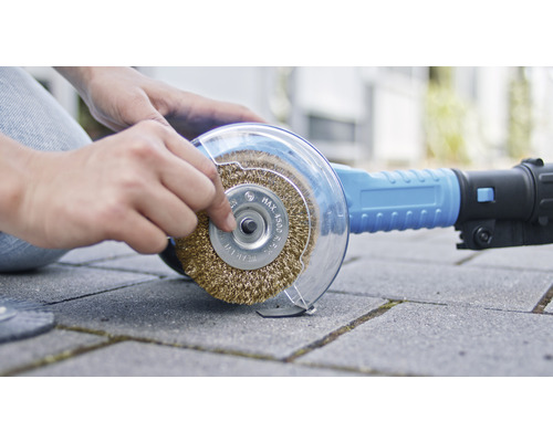 Brosse métallique avec dispositif de protection pour meuleuse d''angle en cours d''utilisation