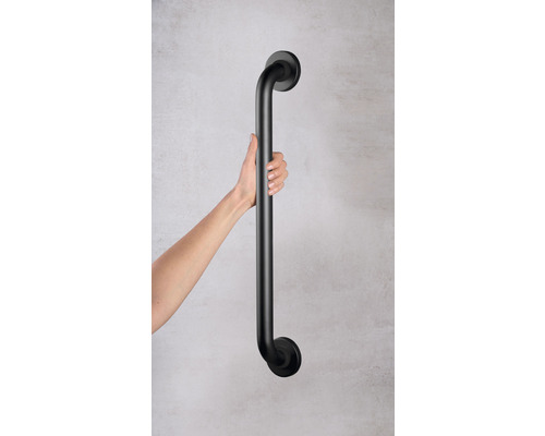 Eine Hand hält einen Haltegriff zur Unterstützung im Badezimmer.