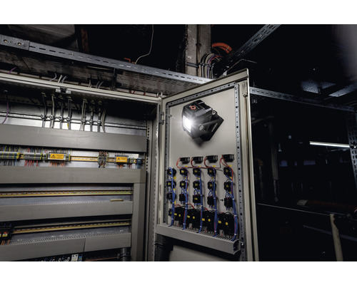 Vue intérieure d''une armoire électrique ouverte avec une lampe de travail