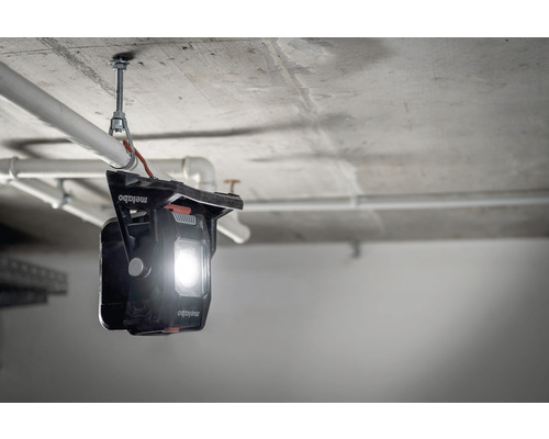 Logo Metabo. Lampe de travail fixée à une canalisation de plafond.