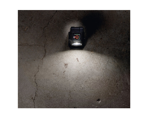 Lampe torche à batterie éclairant un sol en béton